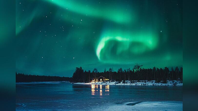 Spektakuläre Naturphänomene wie die Nordlichter stehen bei der Urlaubsplanung im Jahr 2025 bei vielen ganz oben auf der Liste.
