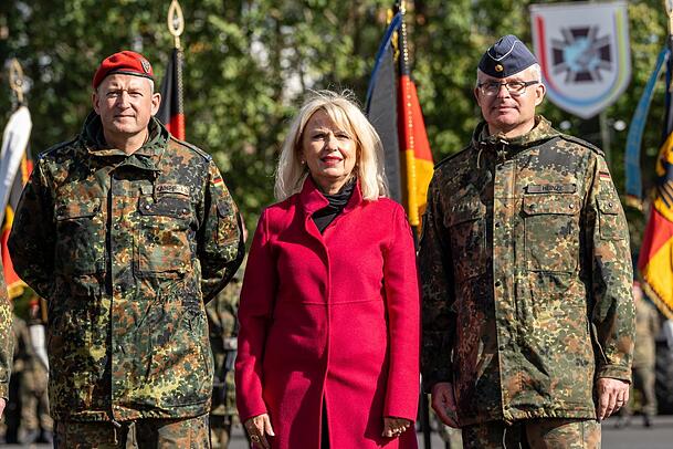 Die Kitzinger Landrätin Tamara Bischof, hier bei einem Bundeswehr-Appell, mahnt, die neue Bundesregierung müsse Behandlungs-Erlöse sofort um vier Prozent anheben. Die Kitzinger Landrätin Tamara Bischof, hier bei einem Bundeswehr-Appell, mahnt, die neue Bundesregierung müsse Behandlungs-Erlöse sofort um vier Prozent anheben.