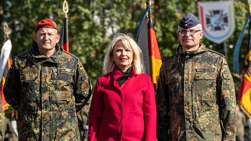 Die Kitzinger Landrätin Tamara Bischof, hier bei einem Bundeswehr-Appell, mahnt, die neue Bundesregierung müsse Behandlungs-Erlöse sofort um vier Prozent anheben. Die Kitzinger Landrätin Tamara Bischof, hier bei einem Bundeswehr-Appell, mahnt, die neue Bundesregierung müsse Behandlungs-Erlöse sofort um vier Prozent anheben.