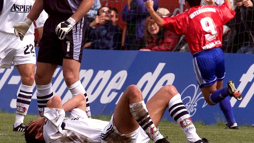 Spielentscheidender Moment: Leverkusens Michael Ballack trifft im entscheidenden Meisterschaftsspiel der Saison 1999/2000 gegen Unterhaching ins eigene Tor. Spielentscheidender Moment: Leverkusens Michael Ballack trifft im entscheidenden Meisterschaftsspiel der Saison 1999/2000 gegen Unterhaching ins eigene Tor.