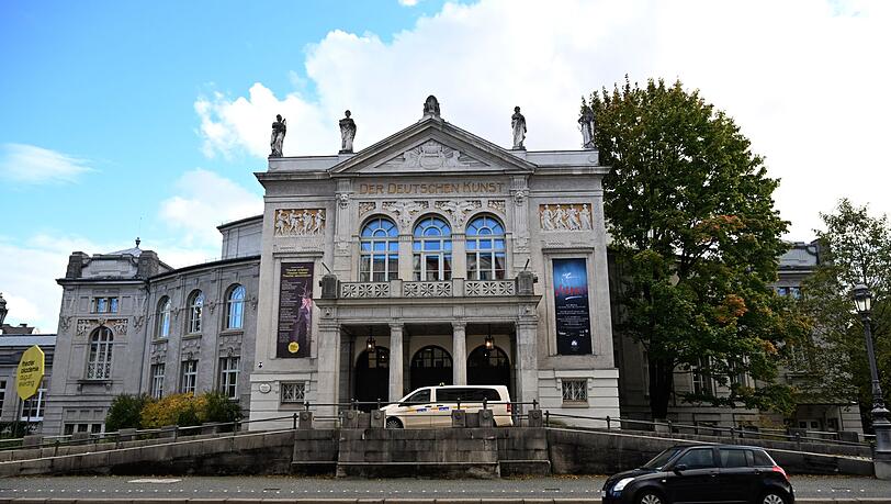 Die Premiere findet nicht im National-, sondern im Prinzregententheater statt.