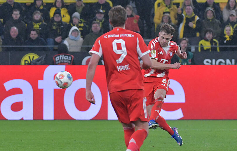 Linke Klebe und drin das Ding! Joshua Kimmich mit seinem Traumtor zum emntscheidenden 3:2.