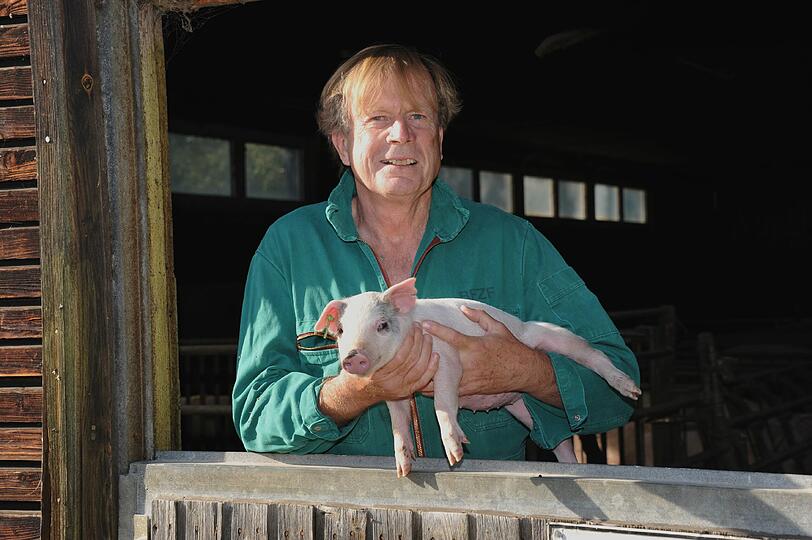 Bruno Reichart und die Schweinchen: Der Herzchirurg würde gerne Menschen mit Schweinherzen das Leben retten. In dert AZ erklärt der weltbekannte Arzt sein spektakuläres Projekt