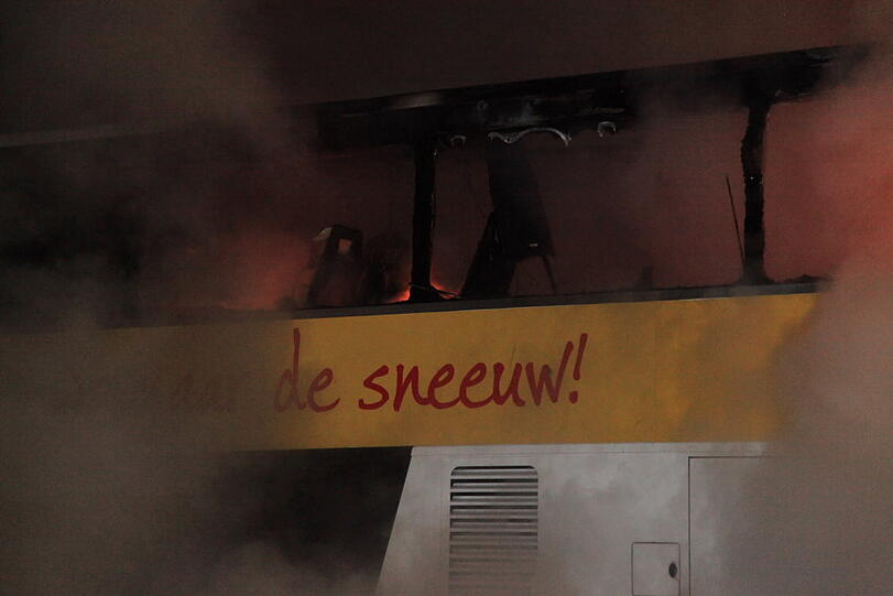 Ein Reisebus aus den Niederlanden steht auf der A8 in Richtung München in Flammen. Die Bilder vom Feuerwehreinsatz.