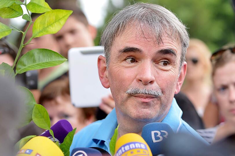 Gustl Mollath verlässt am Dienstag Abend das Bezirkskrankenhaus in Bayreuth. Die Bilder