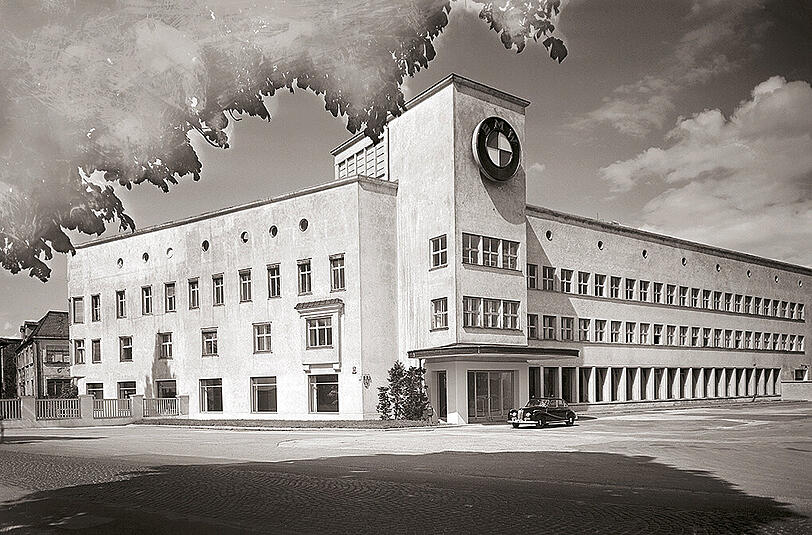 Das Werk München um 1960 mit dem Modell 501 davor.