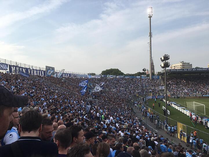 Die Westkurve im Grünwalder Stadion - hier stehen die Treuesten der Treuen!