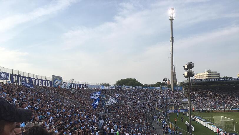 Die Westkurve im Grünwalder Stadion - hier stehen die Treuesten der Treuen! Die Westkurve im Grünwalder Stadion - hier stehen die Treuesten der Treuen!