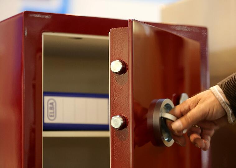 Den Tresor konnten die Diebe in aller Ruhe im Versteck knacken (Symbolbild). Foto: dpa