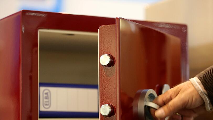 Den Tresor konnten die Diebe in aller Ruhe im Versteck knacken (Symbolbild). Foto: dpa Den Tresor konnten die Diebe in aller Ruhe im Versteck knacken (Symbolbild). Foto: dpa