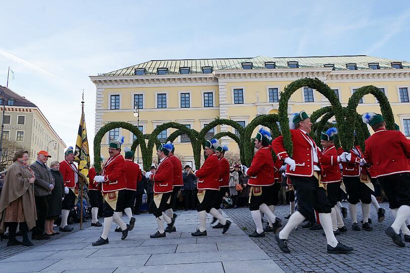 Laube, Kreuz, Schlange und Krone - das sind nur einige der Formationen, die die Schäffler auf Lager haben. Hier die Bilder vom traditionellen Tanz am Marienplatz vor Oberbürgermeister Dieter Reiter und später am Wittelsbacherplatz.