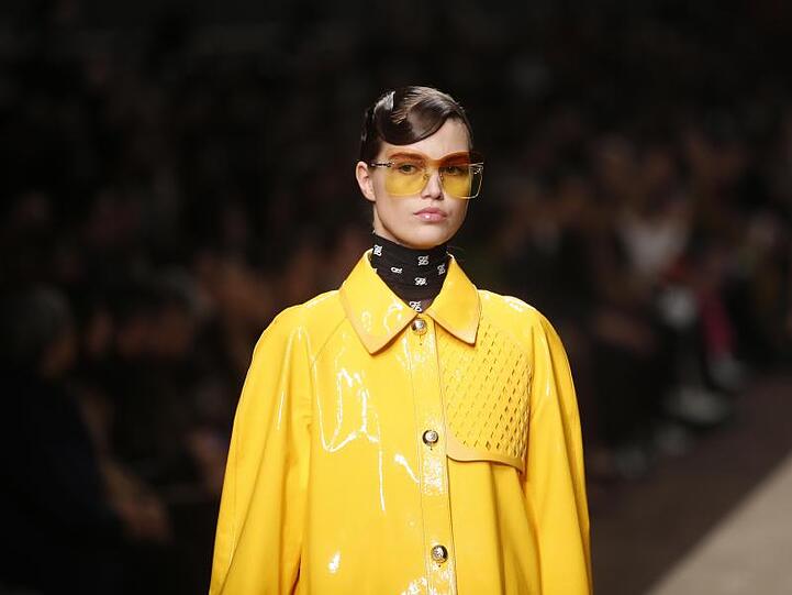 Bei der Fendi-Show gibt es auch ein paar kräftige Akzente.