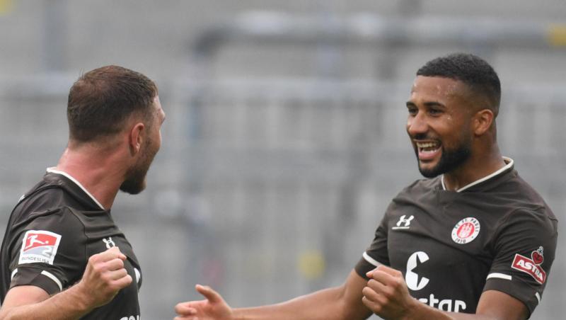 Paulis Maximilian Dittgen (l) und Daniel-Kofi Kyereh jubeln nach dem Tor zum zwischenzeiltichen 4:0.