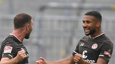 Paulis Maximilian Dittgen (l) und Daniel-Kofi Kyereh jubeln nach dem Tor zum zwischenzeiltichen 4:0.