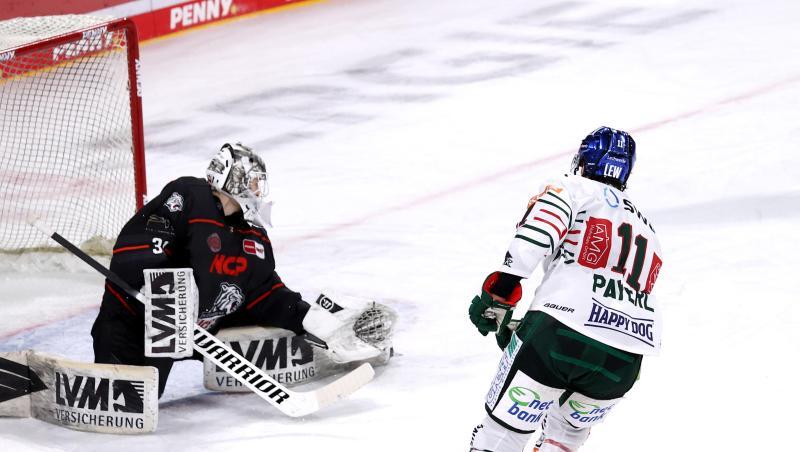 Der Augsburger Adam Payerl (r) erzielt den Siegestreffer zum 5:6 in der Verlängerung.