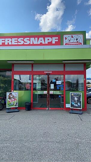Der Fressnapf Markt in Ergolding bietet Ihnen auf 720m² eine gute Auswahl für Ihr Heimtier – es gib reichlich Parkplätze direkt vor unserem Markt. Unsere stets freundlichen Mitarbeiter die ein entsprechendes umfangreiches Wissen über die Produkte haben beraten Sie sehr gerne. Gerne nehmen wir auch Kundensonderbestellungen auf, falls der/die gewünschten Artikel nicht vorrätig sein sollten.