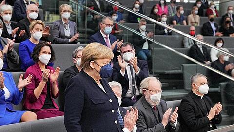 Erhält viel Applaus im Bundestag: CDU-Politikerin Angela Merkel verabschiedet sich als Kanzlerin auf der Gästetribüne.