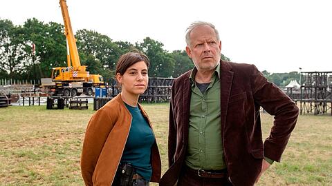 "Tatort: Borowski und das unschuldige Kind von Wacken": Die Kommissare Sahin (Almila Bagriacik, l.) und Borowski (Axel Milberg) ermitteln.
