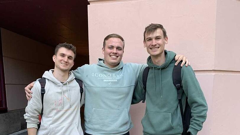 Es ist der vierte Tag an der Ludwig-Maximilians-Universität für Helmut Lechner (Mitte) und seine beiden Freunde. Alle drei wohnen weiter zu Hause, auch wenn sie deshalb täglich drei Stunden im Zug verbringen.