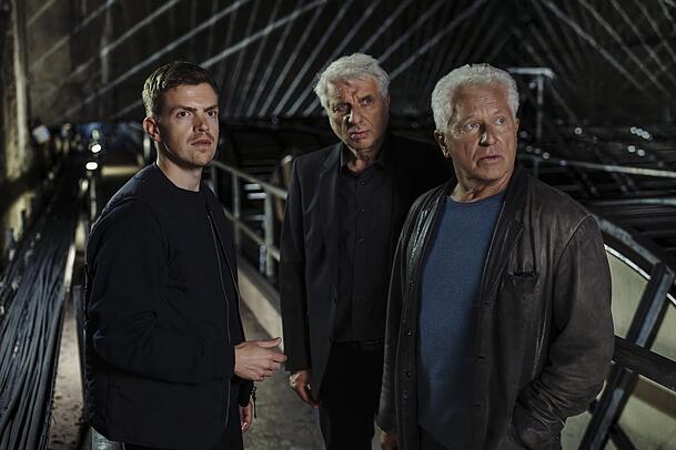 Als Kriminaloberkommissar "Kalli" Hammermann spielte Ferdinand Hofer (l.) bisher immer die zweite Geige hinter Franz Leitmayr (Udo Wachtveitl, M.) und Ivo Batic (Miroslav Nemec). Das wird sich jetzt &auml;ndern.