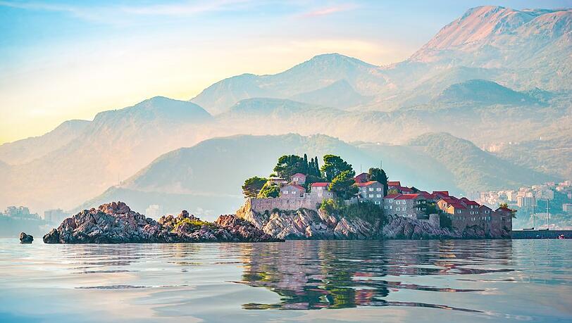 Montenegro ist eines der Länder, in denen man noch vergleichsweise günstig Urlaub machen kann. Montenegro ist eines der Länder, in denen man noch vergleichsweise günstig Urlaub machen kann.