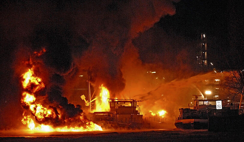 In Flammen: Der Tanker im Hafen der Erdöl-Raffinerie von BP in Lingen im Landkreis Emsland.