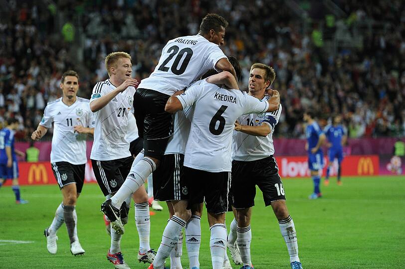 Die Bundeskanzlerin gratuliert, DFB-Präsident Niersbach sagt: "Dieser Mannschaft ist alles zuzutrauen." Die Reaktionen zum 4:2-Sieg gegen Griechenland.