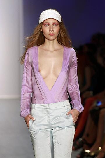 Die Mädchen dürfen auf dem Laufsteg nicht zimperlich sein: Bei der Fashion Week gibt's fast keine Show ohne (fast) nackte Brüste. Die Busenblitzer der sexy Models...