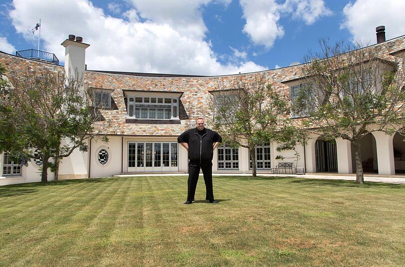 Kim Schmitz vor seiner Villa in Neuseeland. Er soll das Anwesen 2010 für 15 Millionen Dollar gekauft haben.