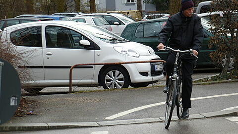 Der Radfahrer verletzt sich bei dem Sturz schwer.