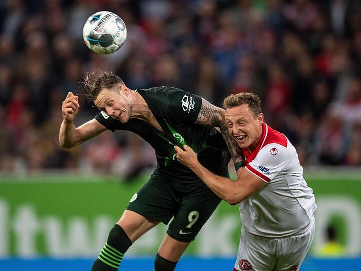 Düsseldorfs Robin Bormuth (r) und Wolfsburgs Wout Weghorst kämpfen um den Ball.