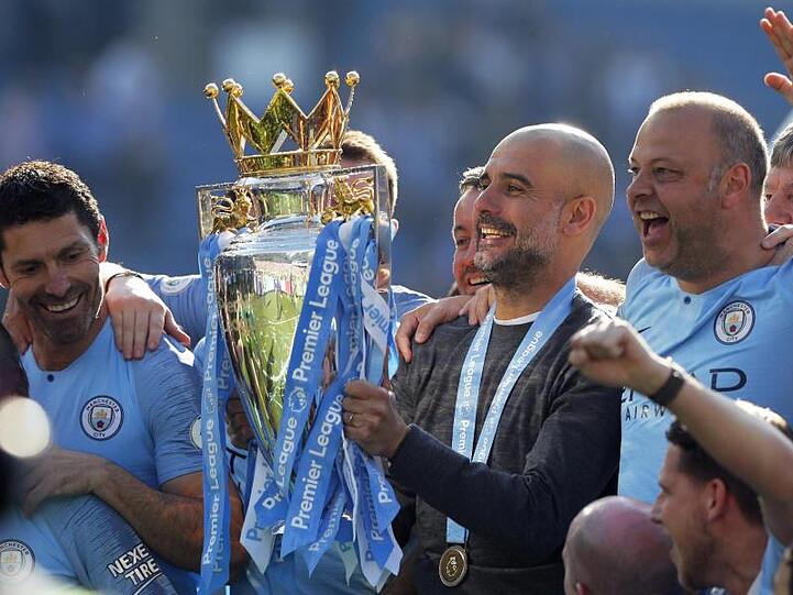 Pep Guardiola mit der Trophäe.