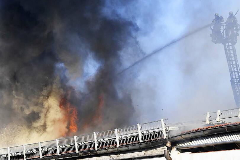 Die Feuerwehr konnte ein Abbrennen des Supermarktes nicht verhindern. Die Bilder vom Einsatzort.