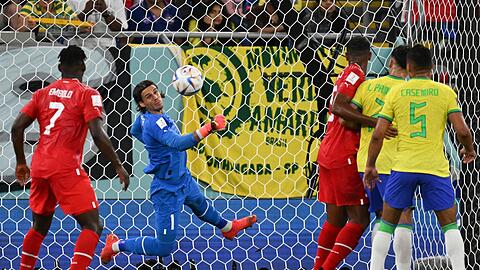 Hier konnte der Schweizer Torwart Yann Sommer sein Team noch vor einem Rückstand retten.
