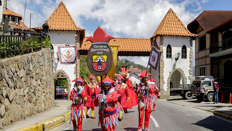 Als Jokili verkleidete Menschen nehmen an einer Parade durch Colonia Tovar teil.