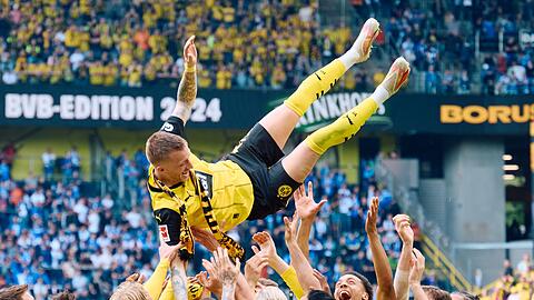 Dortmunds Marco Reus wird nach dem Spiel von seinen Mitspielern gefeiert.