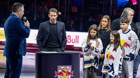 Wurde von EHC-Boss Christian Winkler geehrt: Klub-Legende Michael Wolf.