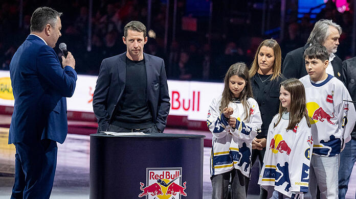 Wurde von EHC-Boss Christian Winkler geehrt: Klub-Legende Michael Wolf.