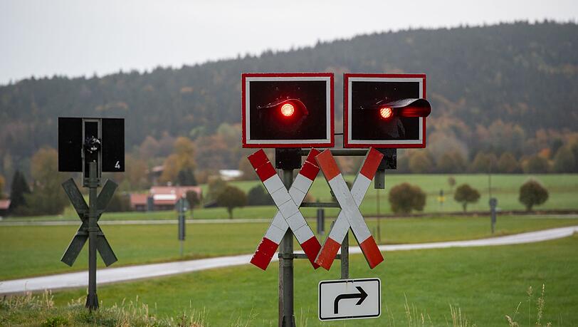 Trotz Vollbremsung kam es zum Unfall am Bahnübergang. (Symbolbild)