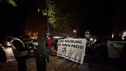 Die Polizei ist im Einsatz bei einem Protest in Berlin-Mitte gegen die Räumung von teilweise besetzten Häusern.