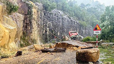 Schwere Felsbrocken und Gestein waren auf den Bus gest&uuml;rzt.