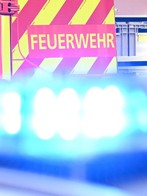 Bei einem Kellerbrand in Ramersdorf zieht sich ein 35-J&auml;hriger Verbrennungen zu. (Symbolbild)
