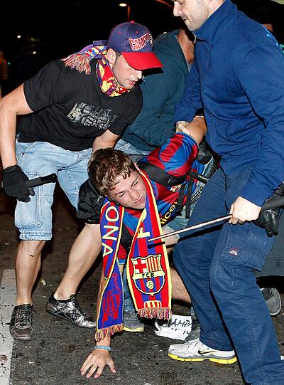 Gewalt nach Feiern für Champions-League-Sieg in Barcelona: Mindestens 11 Menschen mussten nach Angaben
regionaler Medien ins Krankenhaus eingeliefert werden &ndash; darunter ein Polizist, mehr als 80 Personen wurden festgenommen.