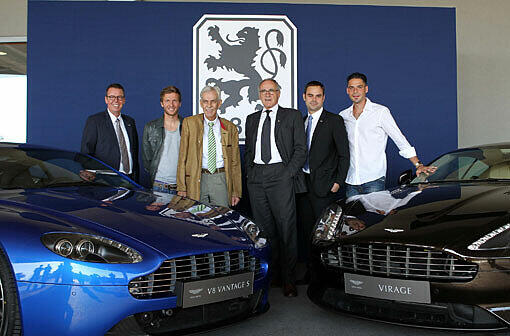 Der TSV 1860 München präsentiert den neuen Trikotsponsor Aston Martin in der Allianz Arena v.l. Geschäftsführer Jeffrey Scott, Benny Lauth, Präsdient Dieter Schneider, CEO r. Ulrich Bez, Robert Schäfer und Stefan Buck.