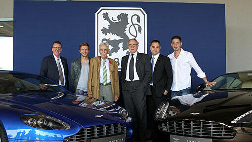 Der TSV 1860 München präsentiert den neuen Trikotsponsor Aston Martin in der Allianz Arena v.l. Geschäftsführer Jeffrey Scott, Benny Lauth, Präsdient Dieter Schneider, CEO r. Ulrich Bez, Robert Schäfer und Stefan Buck. Der TSV 1860 München präsentiert den neuen Trikotsponsor Aston Martin in der Allianz Arena v.l. Geschäftsführer Jeffrey Scott, Benny Lauth, Präsdient Dieter Schneider, CEO r. Ulrich Bez, Robert Schäfer und Stefan Buck.