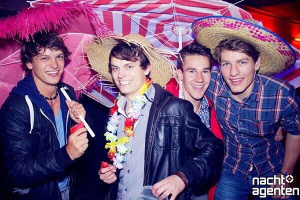 "Party, Eimer, Weiber und ne Bier mit Lorenz Büffel: Der freitag in der Naga. Mehr Bilder finden Sie unter: www.nachtagenten.de