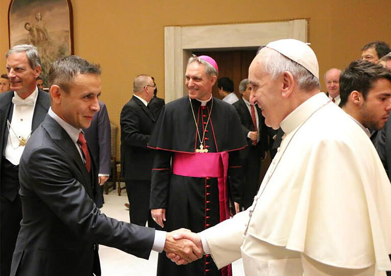 Große Ehre für den FC Bayern: Die Bilder von der Privataudienz bei Papst Franziskus.