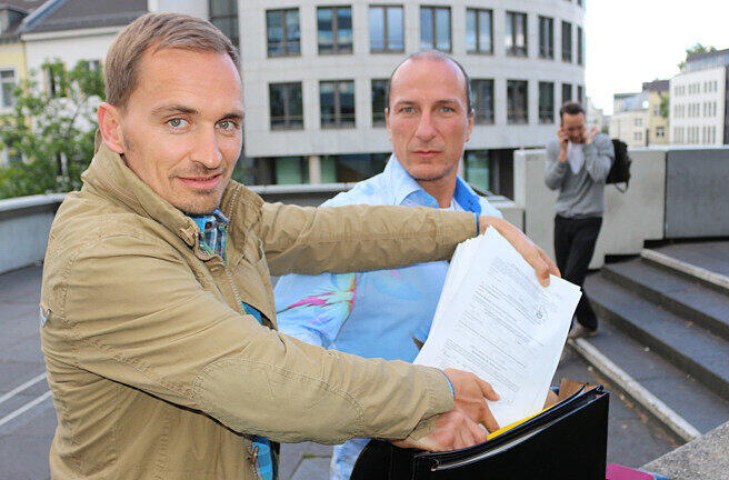 Der Bonner OB-Kandidat Matthias Pauqué (l) und sein "König von Deutschland" Peter Fitzek (r).