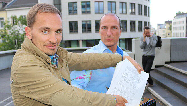 Der Bonner OB-Kandidat Matthias Pauqué (l) und sein "König von Deutschland" Peter Fitzek (r). Der Bonner OB-Kandidat Matthias Pauqué (l) und sein "König von Deutschland" Peter Fitzek (r).