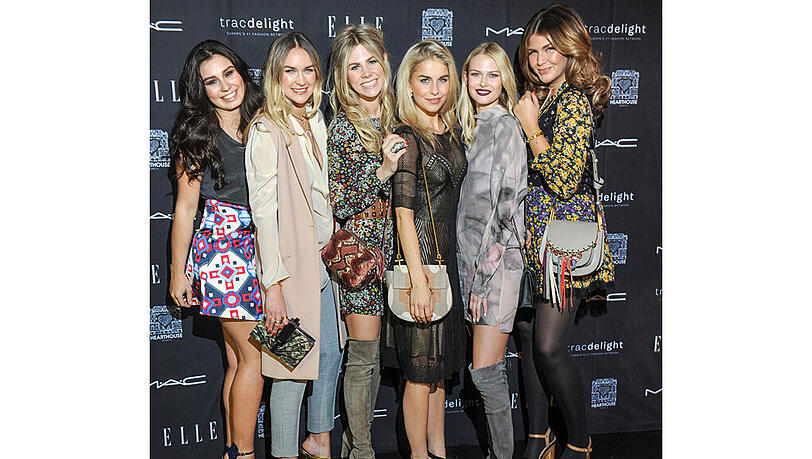 Zusammen erreichen diese sechs jungen Frauen 1,5 Millionen Menschen – täglich (v. l.): Milena le Secret, Nina Suess, Laureen Kristina, Caro Daur (Deutschlands erfolgreichste Bloggerin), Darya Strelnikova, Farina Opoku beim Dinner von Mac im Hearthouse an Lenbachplatz. Zusammen erreichen diese sechs jungen Frauen 1,5 Millionen Menschen – täglich (v. l.): Milena le Secret, Nina Suess, Laureen Kristina, Caro Daur (Deutschlands erfolgreichste Bloggerin), Darya Strelnikova, Farina Opoku beim Dinner von Mac im Hearthouse an Lenbachplatz.